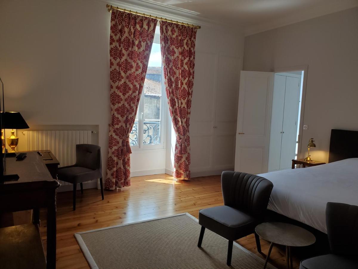 Logis Des Tourelles Bed & Breakfast คอญญัก ภายนอก รูปภาพ