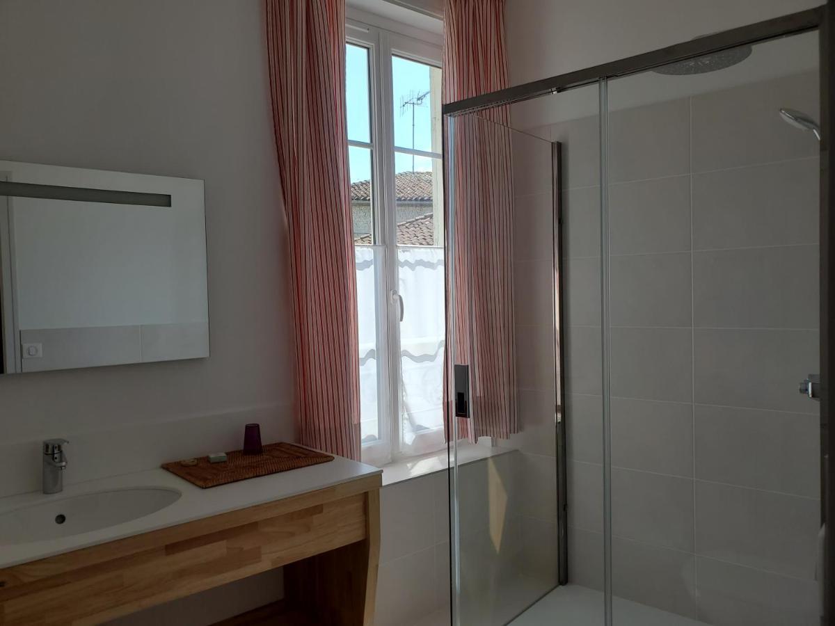 Logis Des Tourelles Bed & Breakfast คอญญัก ภายนอก รูปภาพ