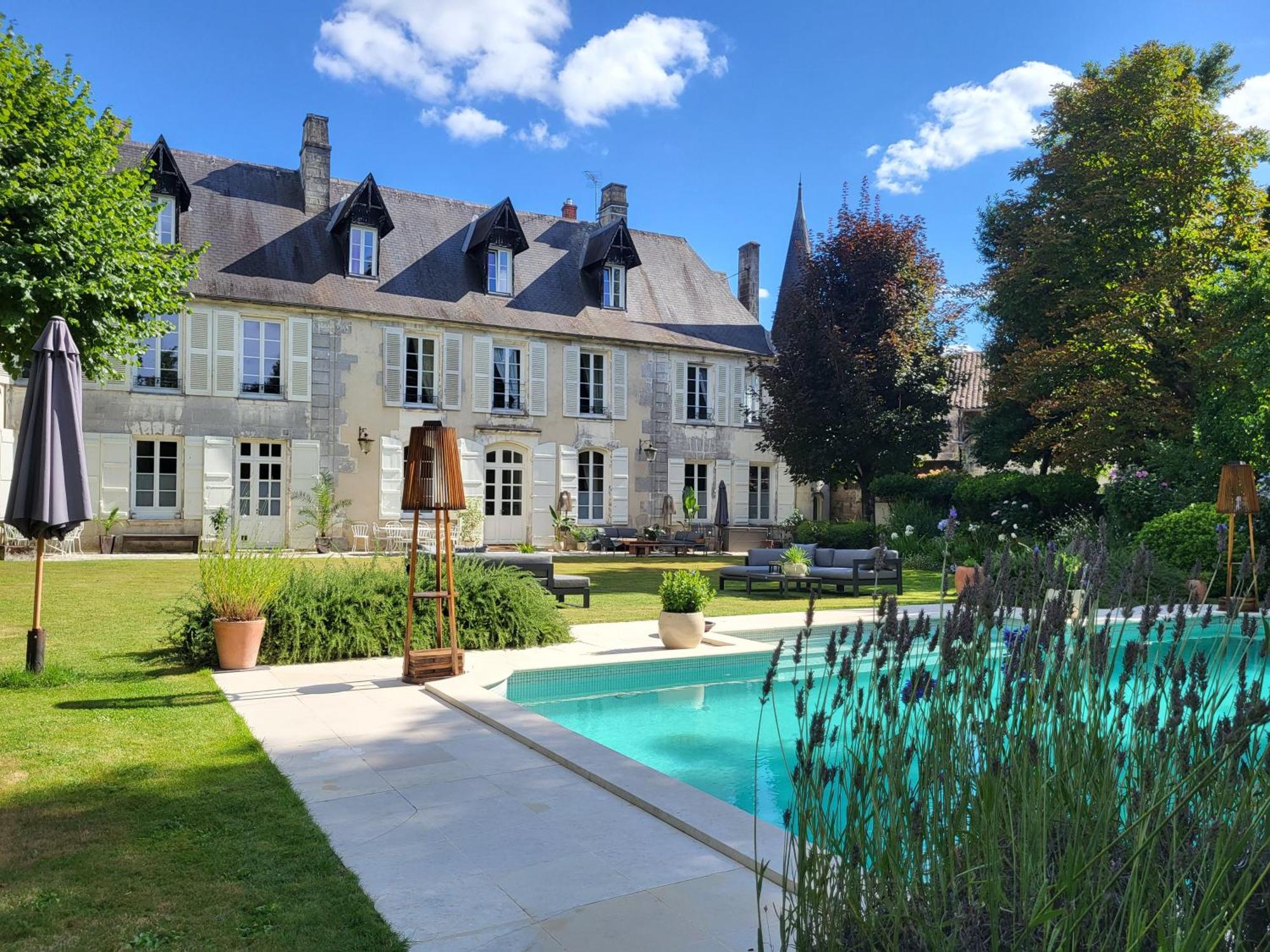 Logis Des Tourelles Bed & Breakfast คอญญัก ภายนอก รูปภาพ